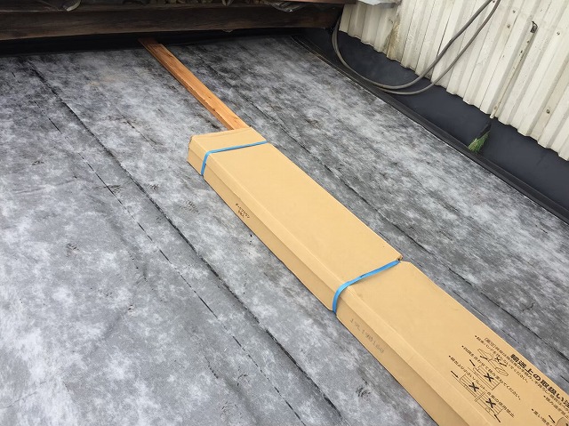 粘着式ルーフィングでカバー